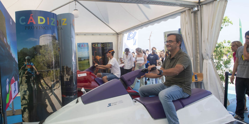 Público disfrutando los simuladores ofrecidos por Diputación con motivo de la Sail GP