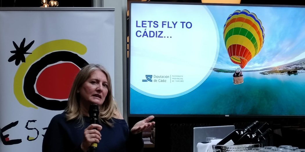 Imagen de una técnica del Patronato de Turismo de la Diputación de Cádiz durante la promoción de la provincia realizada con mujeres directivas del sector turístico irlandés en Dublín