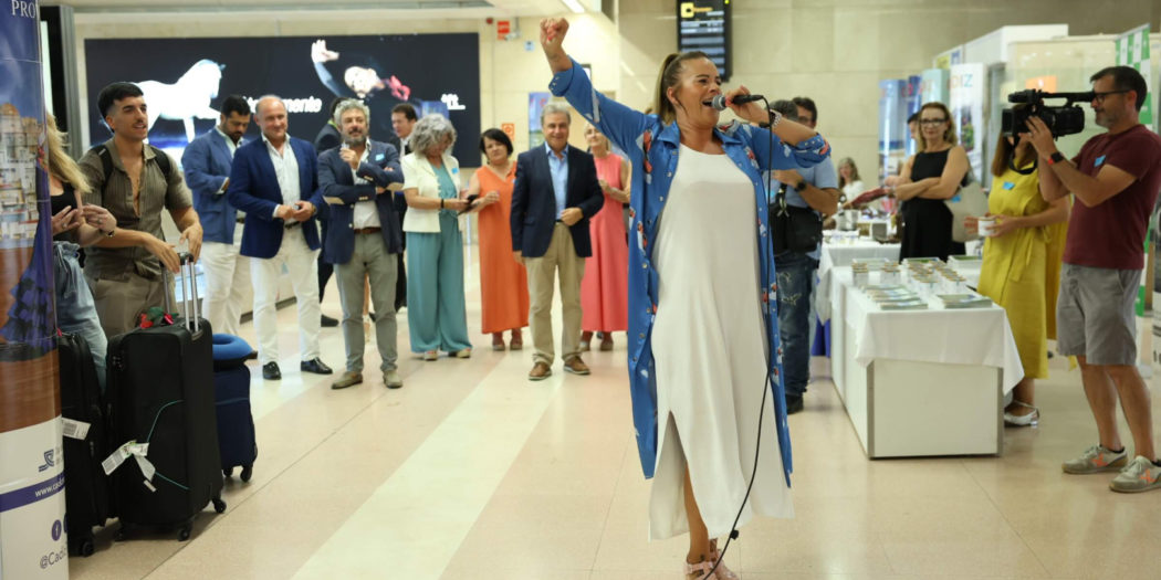 Nina Alemania durante su actuación en el aeropuerto de Jerez