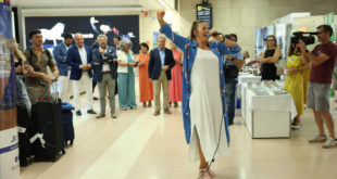 Nina Alemania durante su actuación en el aeropuerto de Jerez