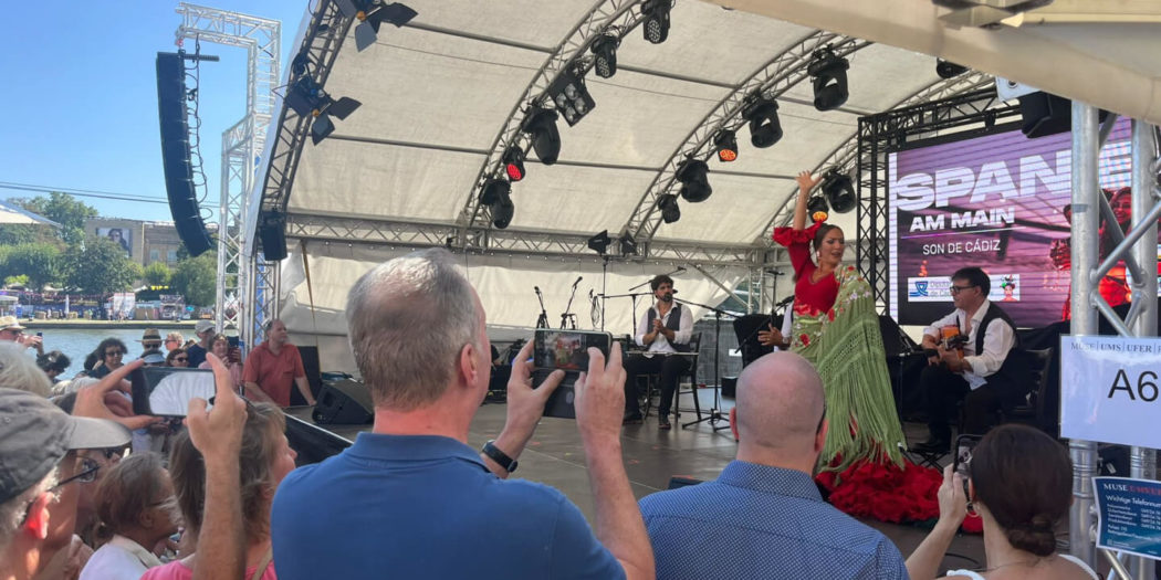 Imagen de la edición de Museumsuferfest de agosto de 2024 durante una actuación de flamenco ofrecida por el Patronato de Turismo de Cádiz